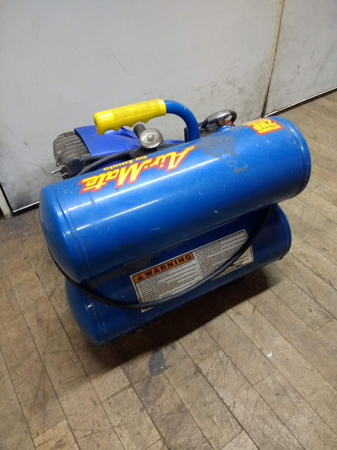 Air Mate AM700 Series 4 Gallon Portable Air Compressor Image